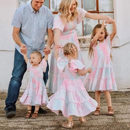 Family Matching Outfits Look Holdiday Clothes Summer Spring Colorful Mother and me Dress Daddy Son Tshirt 230512