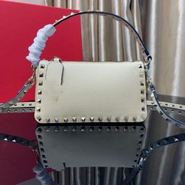 Kuhleder Handtasche Metall Nieten 2023 Neue Mode lässig Frauenbeutel Schulter -Crossbody -Tasche