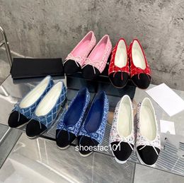 Sapatilhas de balé clássicas de novas cores Sapato de vestido feminino bowknot Casual Moda de verão Mocassins femininos de alta qualidade Designers Sapatos de escritório de luxo com isenção de postagem