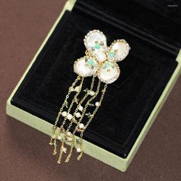 Brooches Retro Light Luxury High-grade Handmade Baroque Pearl Brooch Gorgeous Four Petal Flower Tassel Pin And For Women Decor