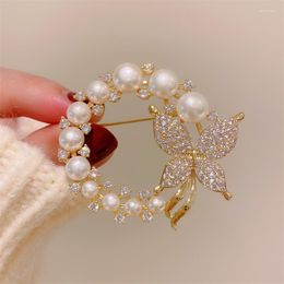 Brooches Luxury Elegant Pearl Crystal Wreath Cute Butterfly Gold Color Rhinestone Alloy Animal Brooch Lady Party Safety Pins