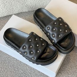 Lüks tasarımcı terlik bayanlar plaj ayakkabıları toga moda retro çivili deri sandaletler punk rüzgar siyah kalın dip somunlar yaz gündelik bir parmak arası terlik 35-40 kutu