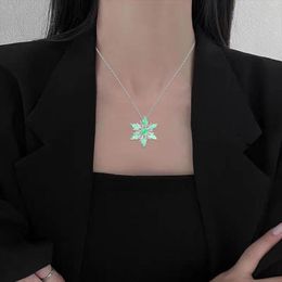 Chains Holiday Gifts Snowflake Necklace Pendant Personality Creative Collarbone Chain Send Mother Daughter Accessories
