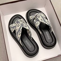 Pantofole estive Abbigliamento esterno da donna Comodo leggero 2023 Sandali da spiaggia con plateau moda vento fatato