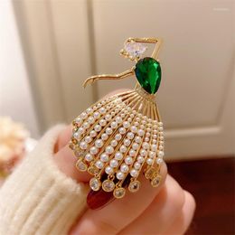 Brooches 2023 Luxury Emerald For Women Dress Suit Accessories Pearl Jewelry Dancing Girl Lapel Pins Gift Woman