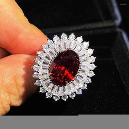 Cluster Rings Advanced Design Women Ring Red Diamond Imitation Ruby Female Brilliant Luxury Jewellery Wedding Girl Gift Party Fashion