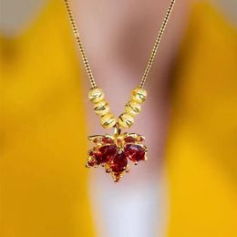 Wunderschöne Halskette mit Ahornblatt-Anhänger aus rotem Zirkon, 18 Karat vergoldeter Schmuck