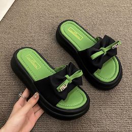 Slippers 2023 Women Bow Plataform Sapatos planos de sandálias de verão Designer casual chinelos de praia slingback slides