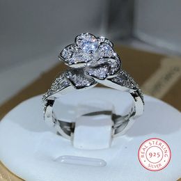 Wedding Rings 925 Sterling Silver InterTwined ThreeDimensional Rose White Zircon Full Diamond Ladies Temperament Elegant Jewelry 230517