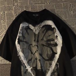 Mens TShirts Summer American Harajuku Retro Street Heart Graffiti T shirt Fashion Y2K Personality Loose round neck men clothing Half sleeve 230518