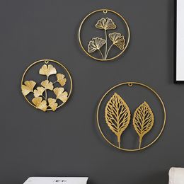 Decorative Objects Figurines Novelty Items Nordic Ginkgo Leaf Wall Decor Ornament Iron Light Luxury Gold Palm Maple Hanging Pendant Living Room Decoration 230517
