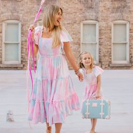 Family Matching Outfits Summer Spring Colourful Mother and me Dress Daddy Son Tshirt Look Holdiday Clothes 230518