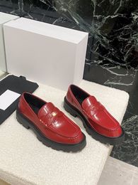 Hochwertige Designer-Kleiderschuhe aus echtem Leder von Mueller Shoes. Bequeme Slipper mit Hardware-Schnalle