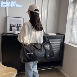 Factory outlet shoulder bags 2 colors street personality stitching fashion handbag across the lightweight wear-resistant outdoor sports leisure fitness bag 227#