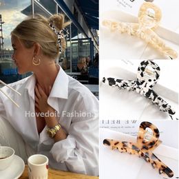 Hair Clips Barrettes Acetate Hair Claws Crab Clamps Charm Claw Clips Women Girls Leopard Hair Clips Retro Cross Hairdress Hair Styling Tool 230517
