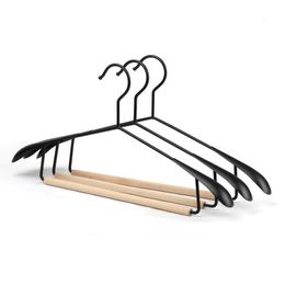 Hangers Racks Wooden Coat Hanger Luxury Fashion Metal Wood Suit Hanger With Wide Shoulder Clothes Rack Wardrobe Organiser Cabides Para Roupa 230518