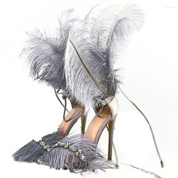 Sandali Feather Stiletto 2023 Summer Style Straps Wild Fashion Catwalk Prom Dress Raso Scarpe da donna di grandi dimensioni