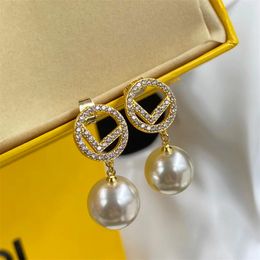 2024 Stud Fashion Womens Brand Designer Earrings Ear Stud Pearl Women Pendant Elegance Temperament Simple Ladies Wedding Party Jewelry Perfect Gift Accessories