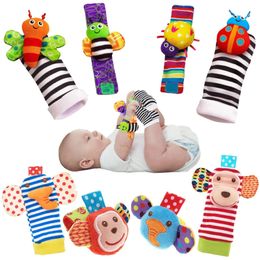 Rattles Mobiles 4PCSSET Baby Rattle Toys Cute Stuffed Animals Wrist Foot Finder Socks 012 Months For Infant Boy Girl born Gift 230518