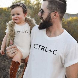 Family Matching Outfits 1 piece of Ctrl+C and Ctrl+V printed matching dad T-shirt baby tights perfect gift for Father's Day purchase family clothing separately G220519