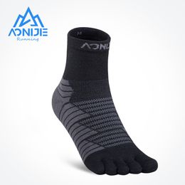 Sports Socks One Pair AONIJIE E4819 Sports Middle Tube Toe Socks Quarter Athletic Five Toed Socks Warm Thickened Terry For Running Marathon 230518