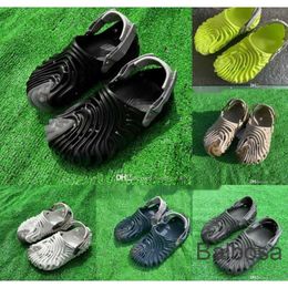 Sandals Famous Designer Mens 2023 Summer Breathable Slippers Low Top New Fingerprint Sports Slides Four Season Black Flat Heel Shoes