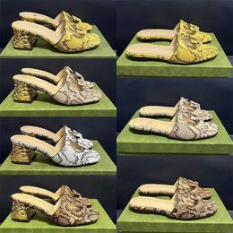 Пляжные женские взаимосвязанные двойные открытые тапочки Цветная кожа крокодила Дизайнерские сандалии на платформе Питон Резиновые плоские желейные туфли для вечеринок