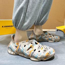 Sandalet yeni platform terlikleri yaz erkek spor deliği ayakkabıları baskı trend moda kaymaz spor sandalet WK22588-02