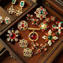 Vintage Palace Antique Re-engraved Colour Treasure Brooch Colourful Gems Pearl Brooches Wedding Party Pins Jewellery