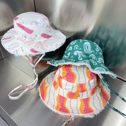 Sommer Damen Freizeit Designer Eimer Hut Outdoor Urlaub Reisen Sonnenschutz Metall Buchstaben Druck Breite Krempe Hüte