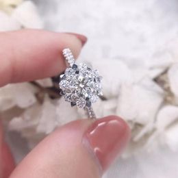 Wedding Rings Trendy Female Crystal Snowflake Thin Ring Luxury Silver Colour For Women Dainty White Zircon Stone Engagement RingWedding