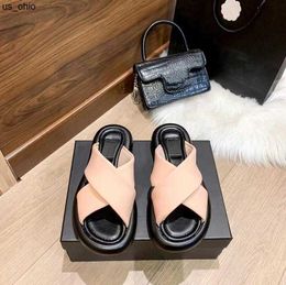 Slippers Designer Cross Vamp Slipper Luxury Women Flat Bottom Sandals Solid Colour Leather Home Leisure Slippers Outdoor Beach Shoes High Quality Sandal J230520