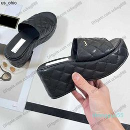 Slippers Womens Platform Wedge Heels 85cm Slippers Designer Sandals Quilted Texture Goldtone Metal Slide 100 Leather Ladie Summer Beach Shoe Luxurys Classic Mule F