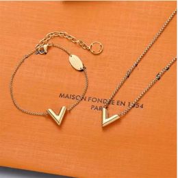 Designer Love V Letter Pendant Necklaces Charm Bracelets Clavicle Chains Jewellery Birthday Party Valentine's Gift234U