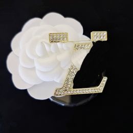 Emed Stamp V Brand Pearl Brooch Sier Women Badge Designer Jewellery Gift Flip Collar Unisex Versatile Dress Pins Brooches