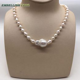 Necklaces NEW Design Charming Choker Necklace Biggest In Middle Baroque Fireball Pearl Freshwater Small Pearls Chain With Queen Pendant