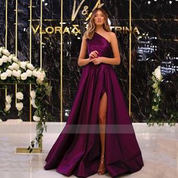 Lila Satin-Abendkleider, One-Shoulder-Abendkleid mit hohem Seitenschlitz, lange Abendkleider, plissierte A-Linie, formelle Ballkleider