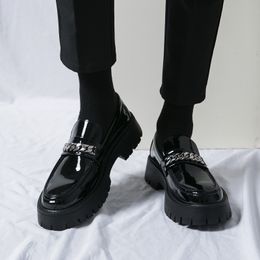 Dress Shoes Spring British Style Patent Leather Loafers For Men Black Solid Hombre Heightening shoes Fashion Metal Chain 230520