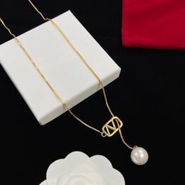 372j Pendant Necklaces Necklades Designer Necklace for Women Top Quality Classic Pearl Gold Letter v Chain Necklaceluxury El