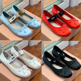 MIU Ballet Dress Shoes Bowtie Mocassini da donna in raso Parigi Vintage Stilista Classico tacco piatto comodo Scarpa da ballo Ballerine calzature di fabbrica