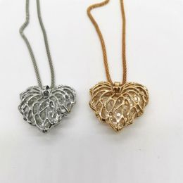 Pendant Necklaces 1Pcs Fashion Zinc Alloy Hollowed Out Heart With Floating White Clear Crystal Charm Necklace Jewelery 60cm Chain