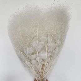 Flores decorativas Planta branca planta eterna amante eficácia grama grama seca flor artificial de buquê decoração de aniversário mulher segurando o natal