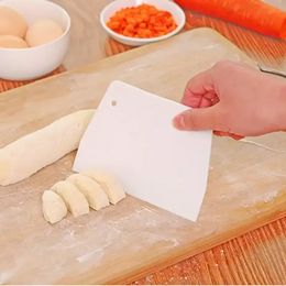 Eco Friendly Dough Pizza Cutter Pastry Slicer Blade Cake Bread Pasty Scraper Blade Kitchen Tool Bakeware Cutters E0519
