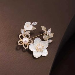 Pins Brooches Women's wreath pearl crystal brooch vintage fashion shell elegant badge Jewellery women's wedding banquet brooch brooch G220523