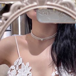 23ss kvinnlig designerhalsband mode Klassisk sexig nyckelbenskedja Kedja Bokstavslogotyp Kedja Dubbel pärl- och diamantpatchworkhalsband Modehängen a1