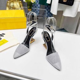 Роскошные дизайнерские туфли на высоких каблуках сандалии женская сексуальная штука Baotou Bugle Buckle Hollow Heels Высококачественные формальные сандалии золоты