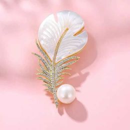 Pins Brooches Crystal feather brooch pearl necklace lapel pin badge decoration wedding Jewellery bride pearl ginkgo leaf brooch metal badge brooch G220523