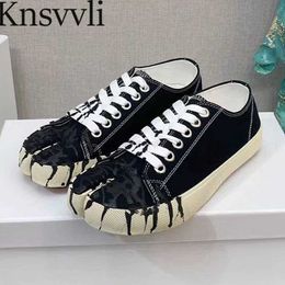 Canvas Shoes Women Split Toe Lace Up Flat Black White Shoes Ladies Outdoors Casual Shoes Fashion Comfort Sneakers Women X230523