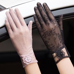 Fünf Fingerhandschuhe Sommer Frauen Sonnenschutz Touchscreen Seide Atmungsaktiv Dünn Jacquard Anti-UV-Antrieb Rutschfeste Kurze Sexy Spitze