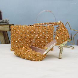 Сандалии Золотые кружева цветочные свадебные туфли и сумки, установленные заостренные ноги для лодыжки, ботинка для вечеринки с подходящим кошельком с кружевным цветом тонкий 9-см насос